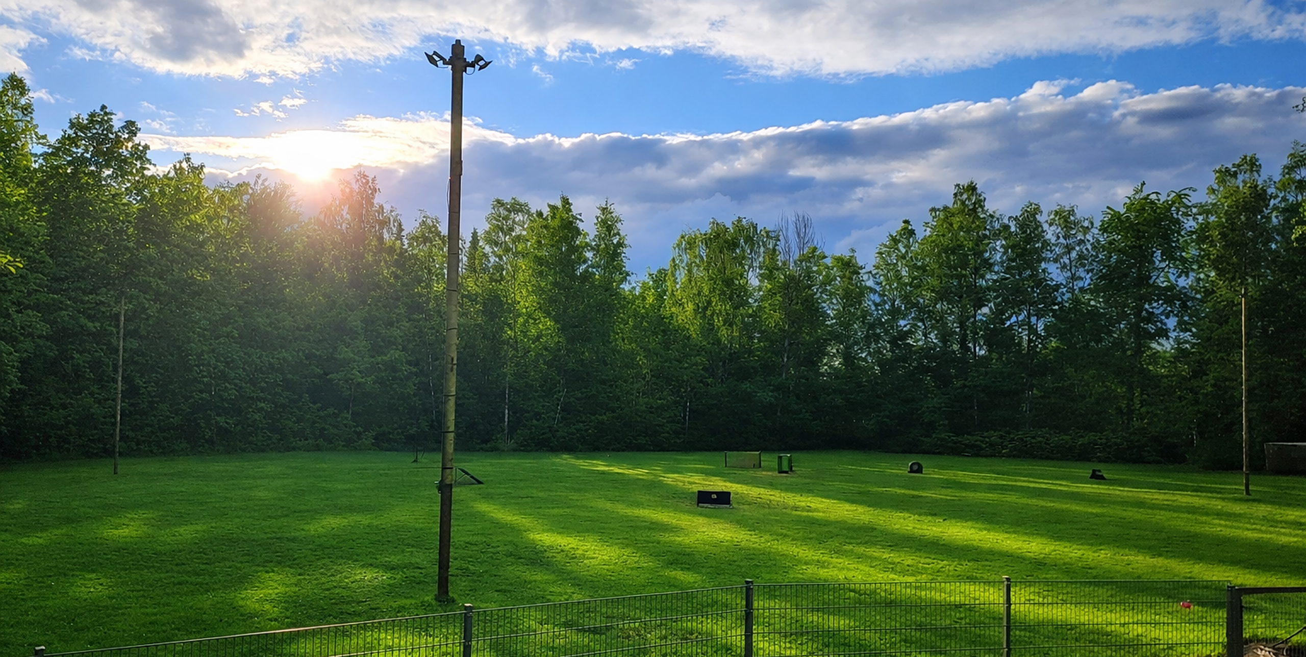 Blick auf das Vereinsgelände des PHV Hambühren im Grünen